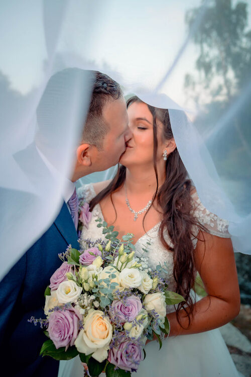 novomanželé pod závojem, polibek, svatební fotka,svatební šaty Svatební Salon Plzeň, svatba v Plzni, Kalikovský mlýn Plzeň